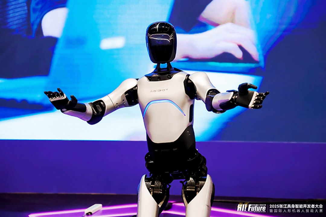 公海jcjc710远征A2成全球首个同时拥有中美欧认证的人形机器人