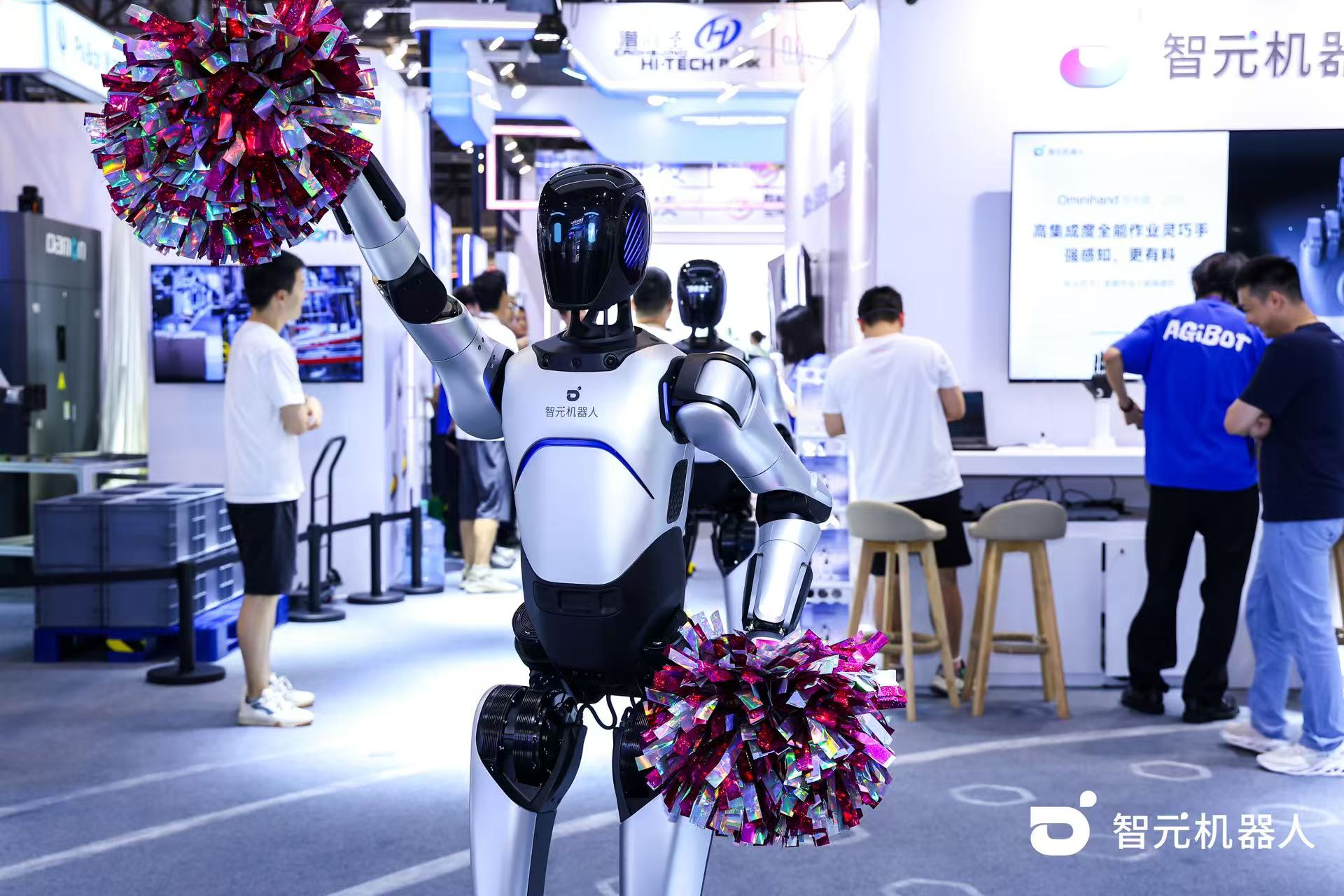 公海jcjc710机器人 WAIC 首日展台火爆，机器人家族集体打工忙不停